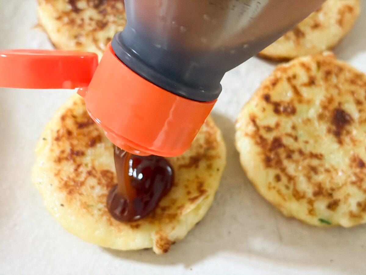 ソース、青のり、かつおぶしなどをトッピング。ちなみにトッピング材料は商品に含まれていません