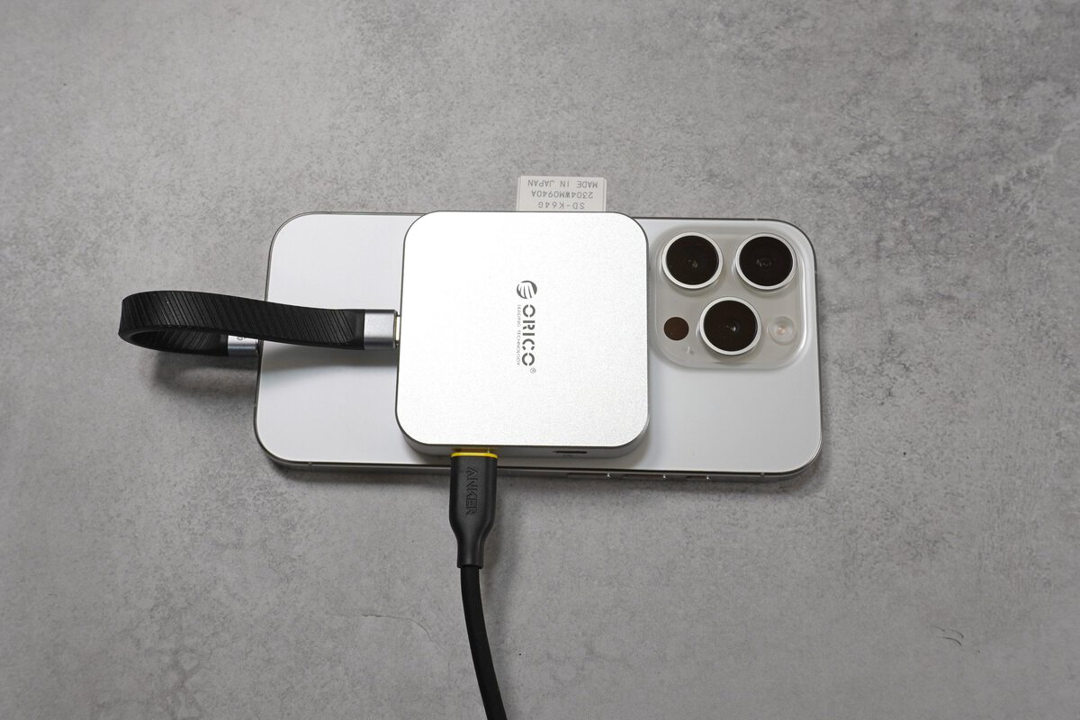 SDカードを読み込みながらスマホに充電できます