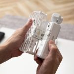 新型機「VERSA」は手持ちカメラと折り畳み式ドローンが合体する画期的なシステムを搭載