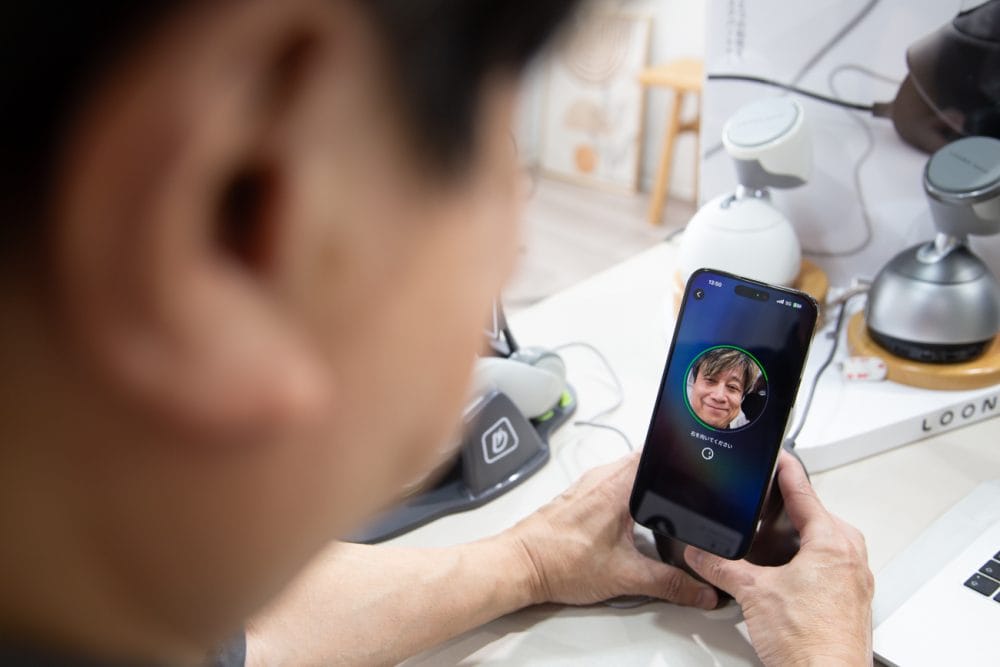 手持ちのiPhoneが、超便利型AIガジェットに化けると実感したのが「Loona Deskmate」