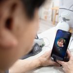 手持ちのiPhoneが、超便利型AIガジェットに化けると実感したのが「Loona Deskmate」