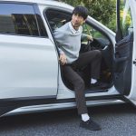 自家用車でゴルフ場へ向かうシーンでも