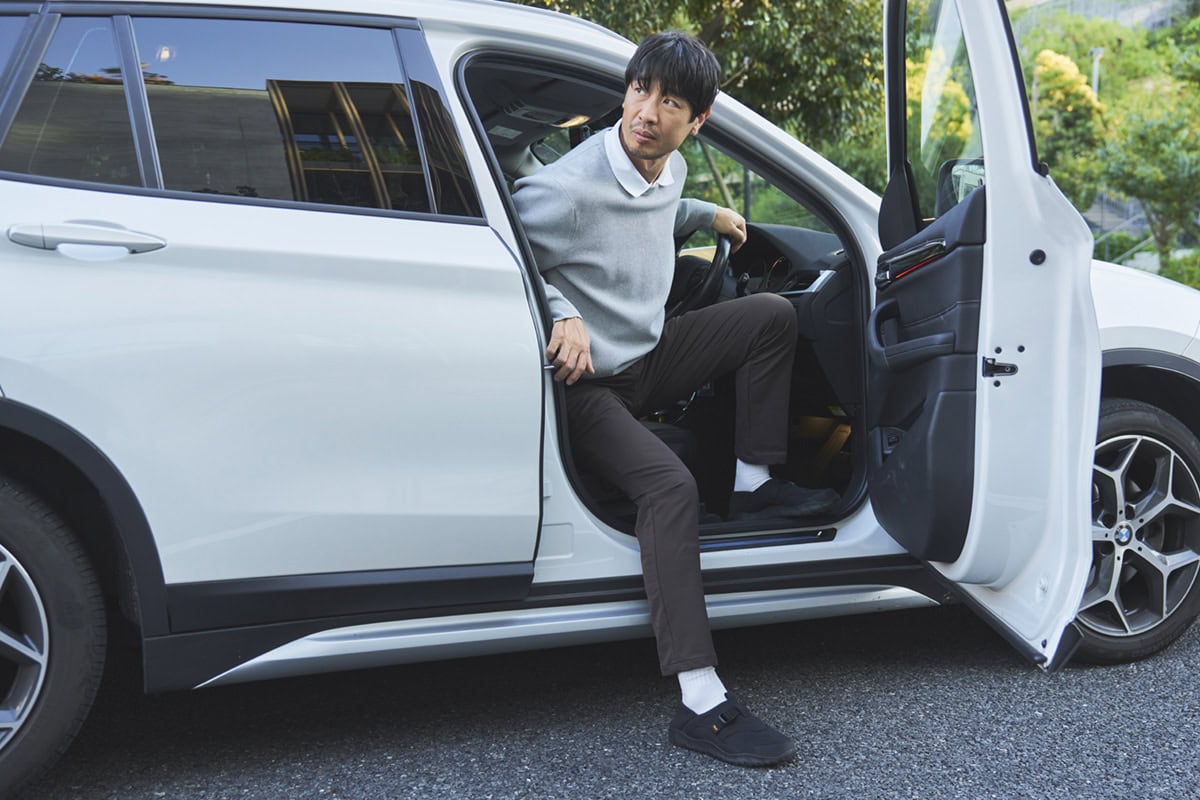 自家用車でゴルフ場へ向かうシーンでも