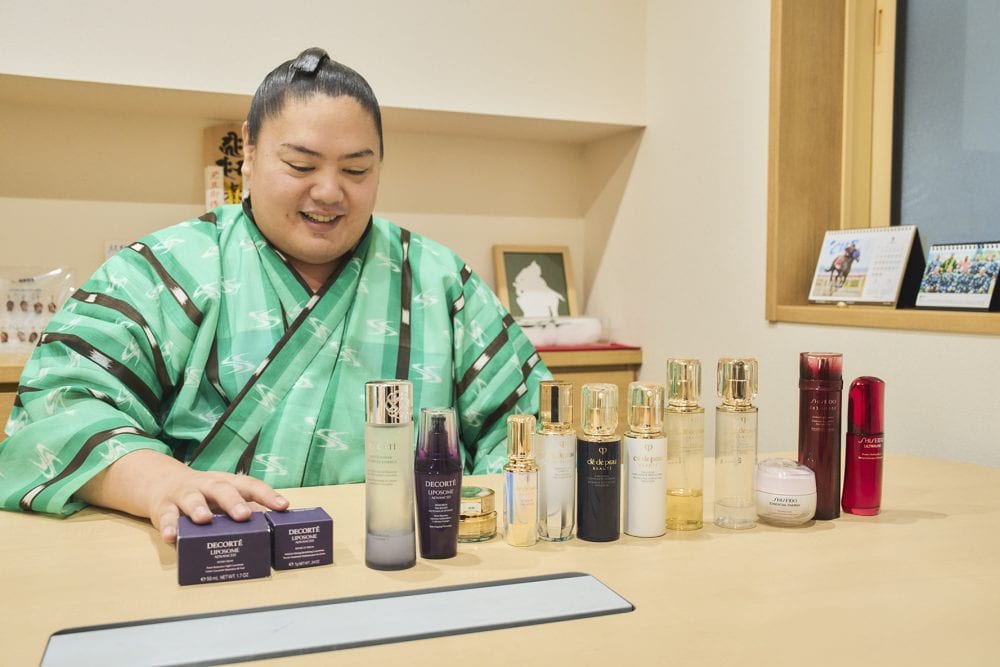 リアル愛用品を前に美肌ケアについて語ってくださった一山本関