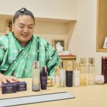 リアル愛用品を前に美肌ケアについて語ってくださった一山本関