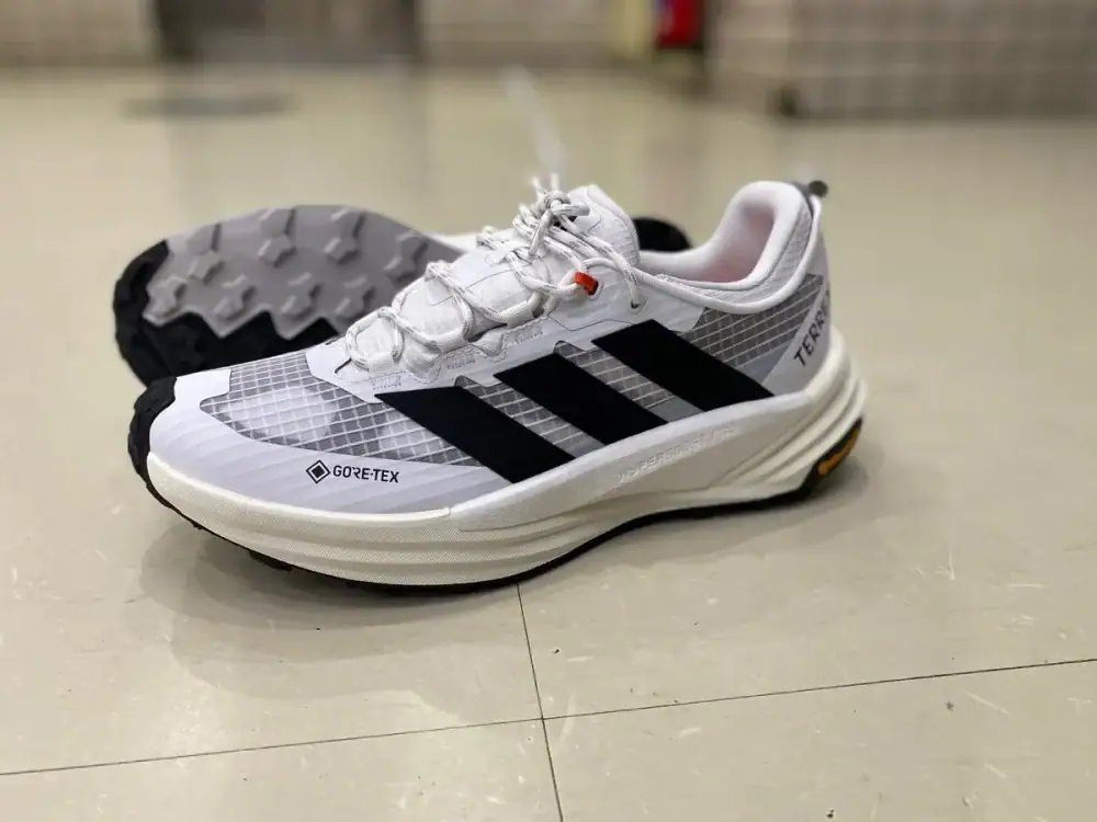 第1位 【GORE-TEX×BOOSTは無敵】アディダスが誇る機能を惜しみなく投入!「テレックス」が雨も悪路も街履きにも優秀。エディターが試し履きレビュー