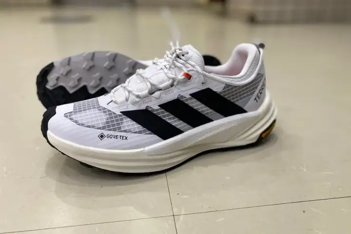 雨も悪路も街履きにも優秀「GORE-TEX×BOOSTが無敵」アディダスのテレックス、通勤やウォーキングにも通年使えるランシュー…ほか【GORE-TEXスニーカーの人気記事ランキングベスト3】(2026年9月版)