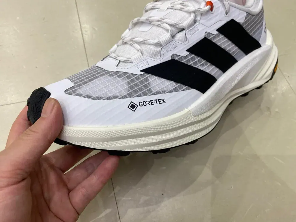 第1位 【GORE-TEX×BOOSTは無敵】アディダスが誇る機能を惜しみなく投入！「テレックス」が雨も悪路も街履きにも優秀。エディターが試し履きレビュー