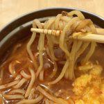 全粒粉を配合することで、スープとからみの良い麺を作り上げている