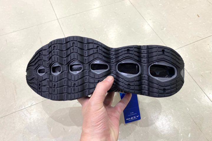 【雨の日こそ履きたい最強スニーカー】宙に浮く空洞ソール×GORE-TEX!ミズノ最高峰ハイテク靴「ウエーブプロフェシーLSGTX」をエディターが試し履き