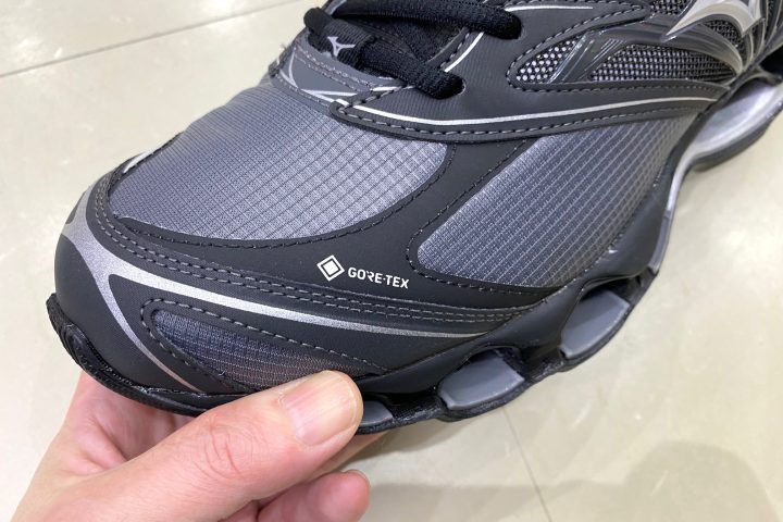 【雨の日こそ履きたい最強スニーカー】宙に浮く空洞ソール×GORE-TEX!ミズノ最高峰ハイテク靴「ウエーブプロフェシーLSGTX」をエディターが試し履き