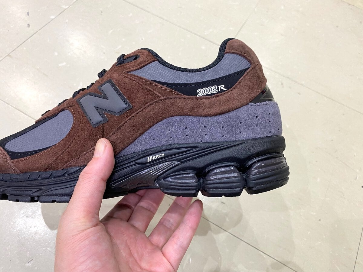 New Balance U2002R