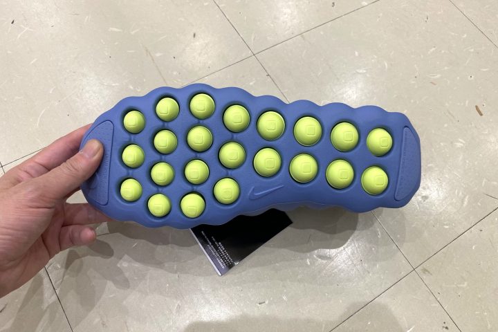 【スニーカーの常識が変わる】歩くたびに足裏から脳を覚醒!?ナイキの新境地「NIKEMIND002WORK」をエディターが試し履き
