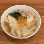 トッピングは豚肉、かまぼこ、ほうれん草、人参……と彩り豊か