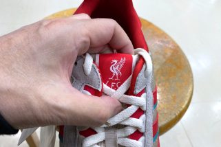 【街履きフットボールの最高峰】リバプールFCの魂が宿る絶妙カラー！反則級にカッコいいアディダス「KIRKDALE II」をエディターが試し履き