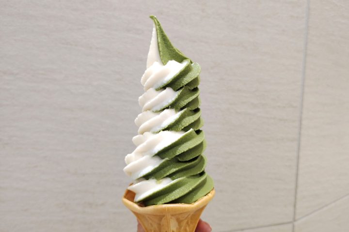 【ファミマの幻ソフトクリーム】都内4店舗限定で非公表!?レジで店員さんが巻く全長約30cm「ギガ盛りソフト」をついに実食!ミニストップと好みが分かれるワケとは?