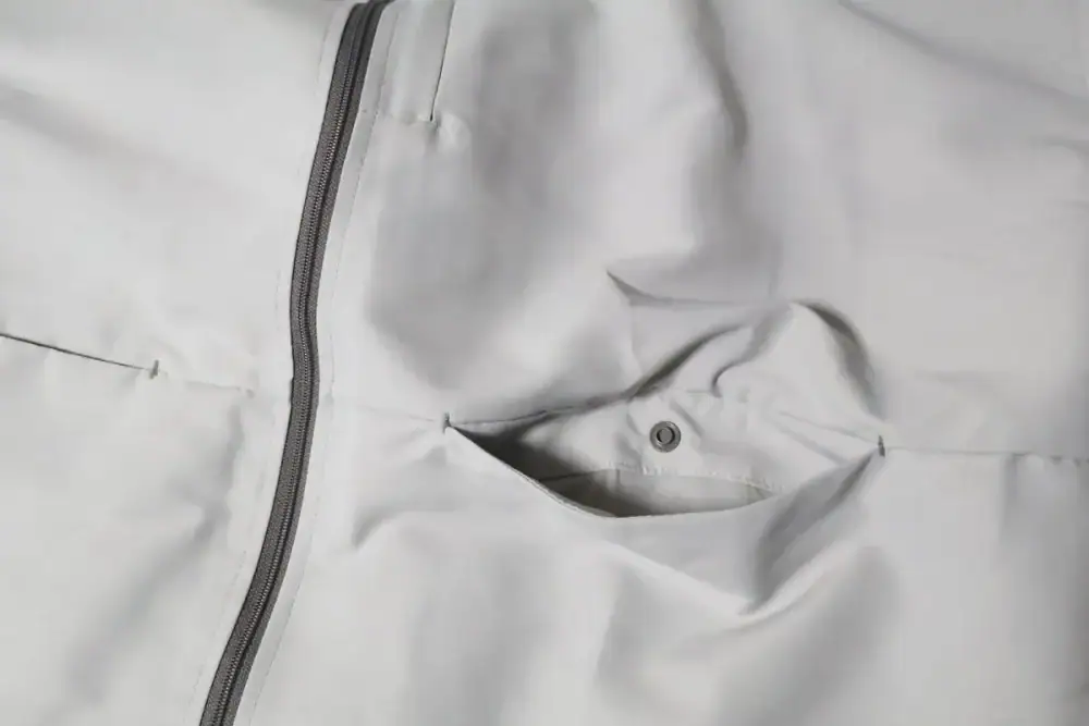 【ワークマンの2900円アウター】上着とネックピローが一体化!?“服からエアチューブ出現”長距離移動を快適にする「すごい旅ジャケット」を徹底検証