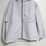 【ワークマンの2900円アウター】上着とネックピローが一体化!?“服からエアチューブ出現”長距離移動を快適にする「すごい旅ジャケット」を徹底検証