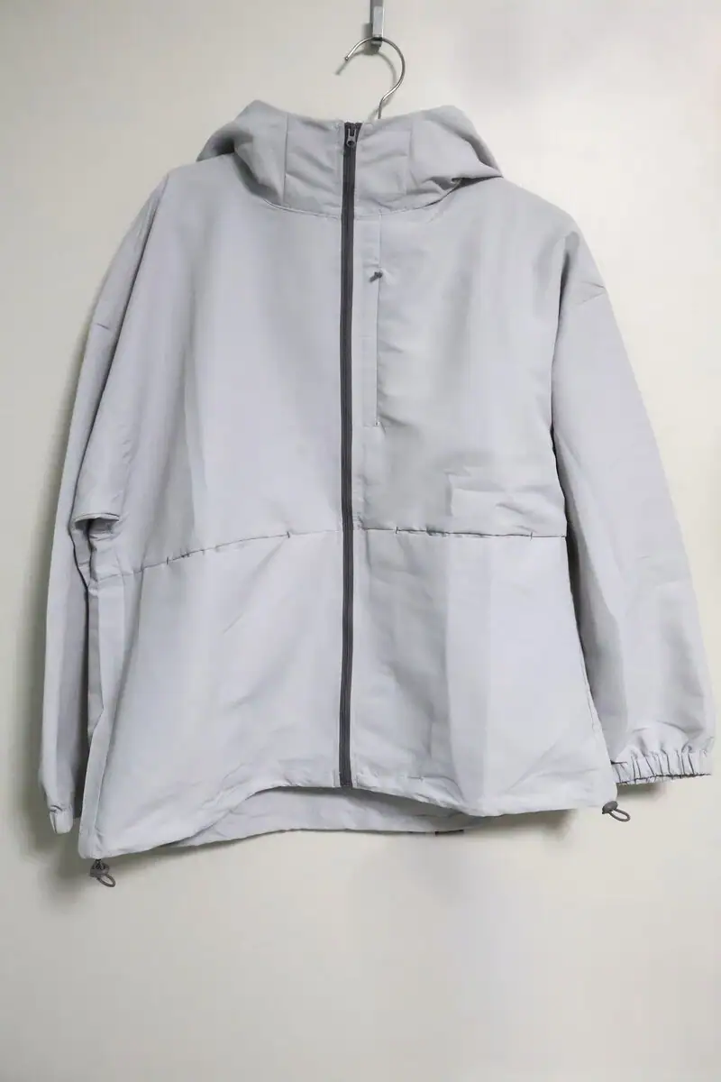 【ワークマンの2900円アウター】上着とネックピローが一体化!?“服からエアチューブ出現”長距離移動を快適にする「すごい旅ジャケット」を徹底検証