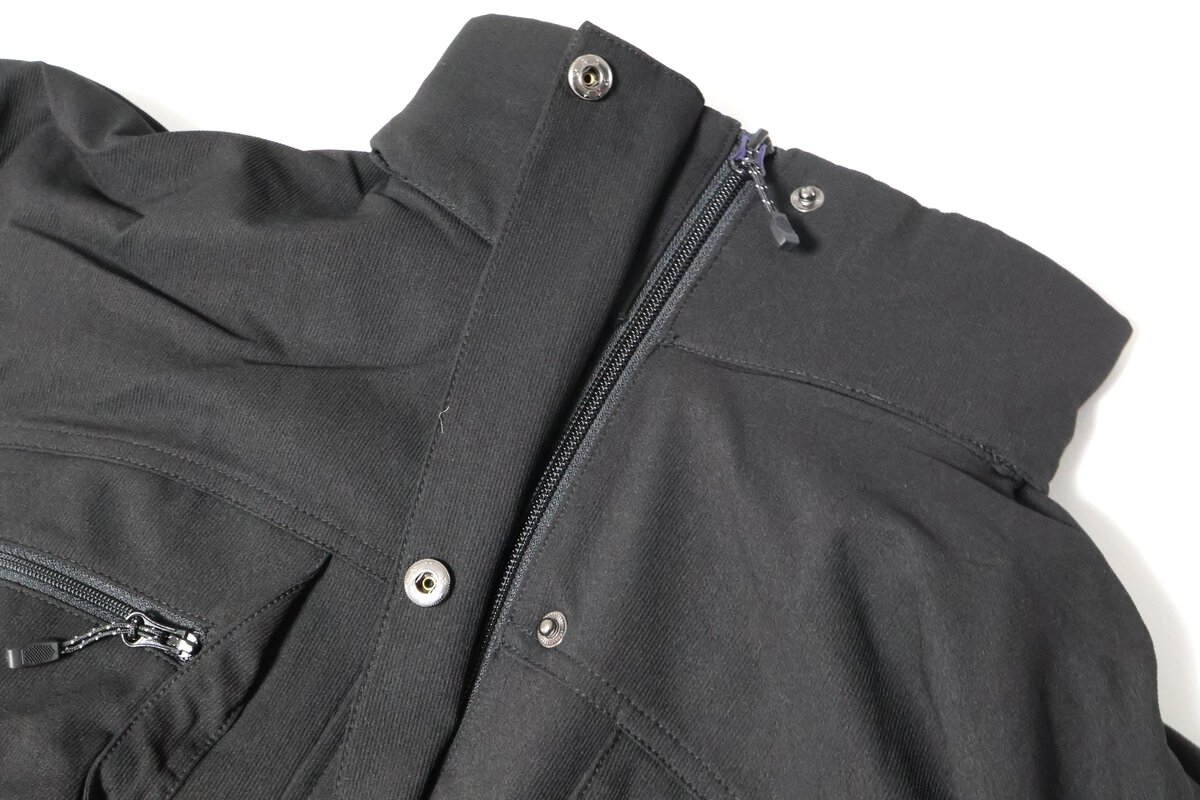 首元まであるタイプのジャケット