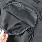 背中にはリュックのようなポケットが縫い付けられている