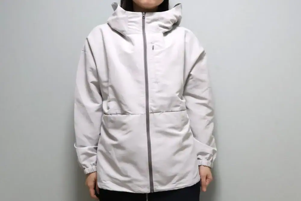【ワークマンの2900円アウター】上着とネックピローが一体化!?“服からエアチューブ出現”長距離移動を快適にする「すごい旅ジャケット」を徹底検証
