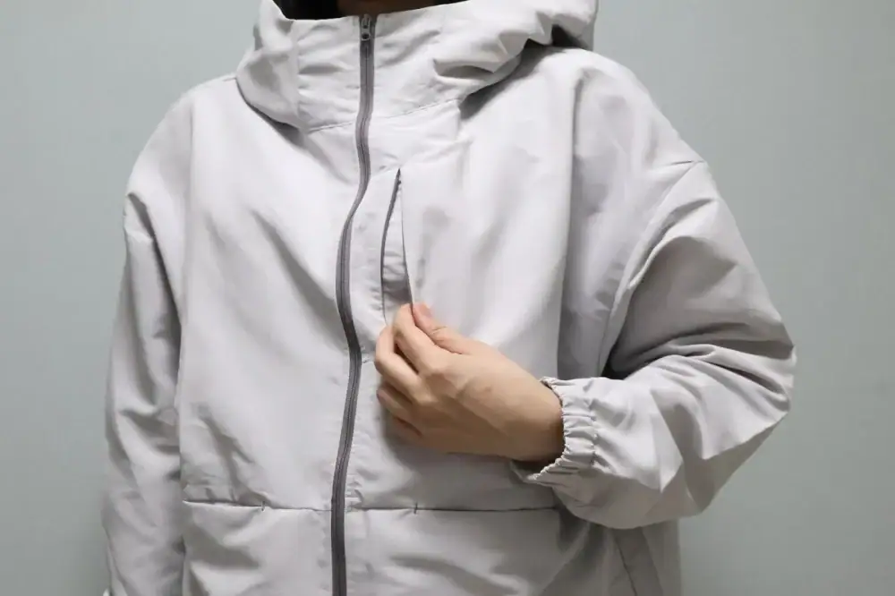 【ワークマンの2900円アウター】上着とネックピローが一体化!?“服からエアチューブ出現”長距離移動を快適にする「すごい旅ジャケット」を徹底検証