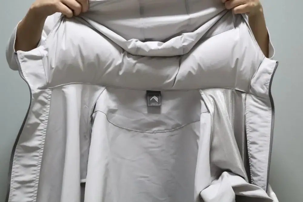 【ワークマンの2900円アウター】上着とネックピローが一体化!?“服からエアチューブ出現”長距離移動を快適にする「すごい旅ジャケット」を徹底検証