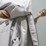 【ワークマンの2900円アウター】上着とネックピローが一体化!?“服からエアチューブ出現”長距離移動を快適にする「すごい旅ジャケット」を徹底検証