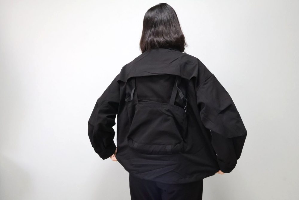 背中にはリュックのようなポケットが縫い付けられている
