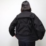 背中にはリュックのようなポケットが縫い付けられている