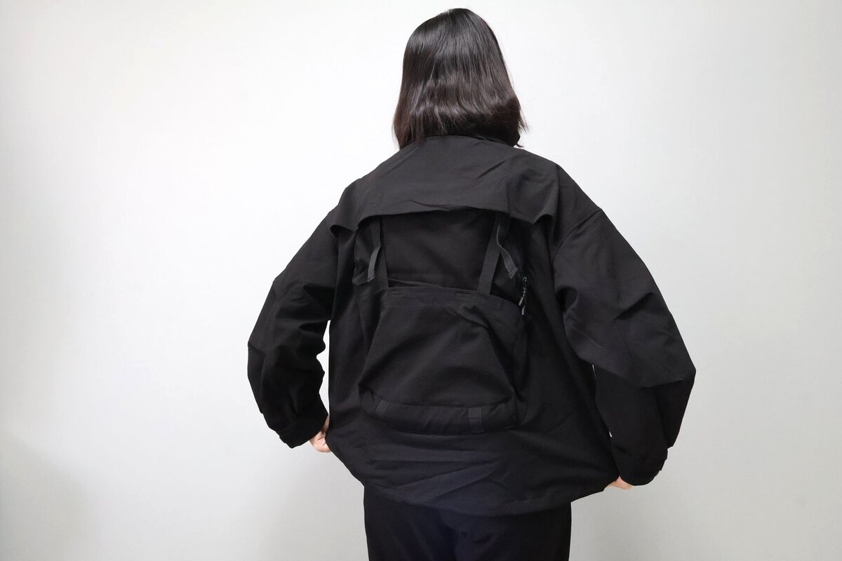 背中にはリュックのようなポケットが縫い付けられている