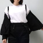 肩紐に腕を通すことで軽くなる