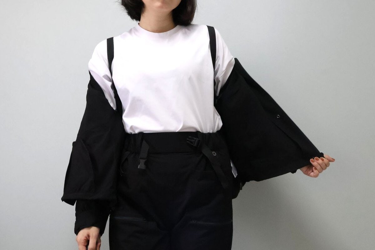 肩紐に腕を通すことで軽くなる