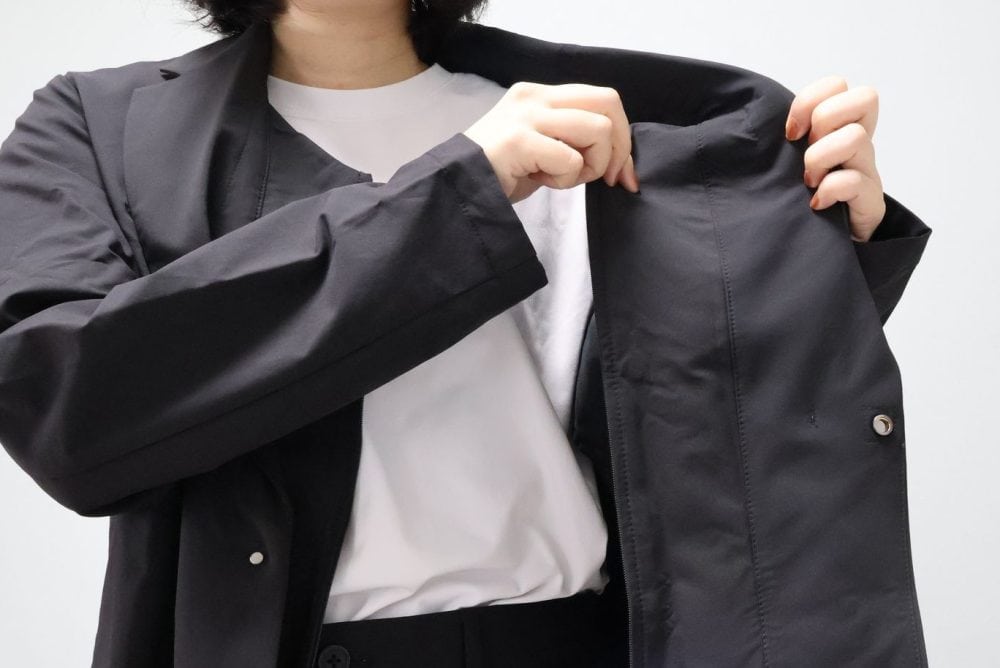 襟元の隠されたパーツを引き出すと……