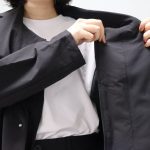 襟元の隠されたパーツを引き出すと……