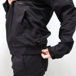 裾にリブ付きでタイトなシルエットに