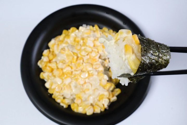 【コーンマヨ軍艦の中身だけ丼に】ドンキ「偏愛めし」の新作3品を本音レビュー!健康志向になった!?と思いきややっぱり“変”で“偏”だった