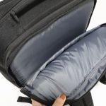 書類やノートパソコンを入れることができる収納部分