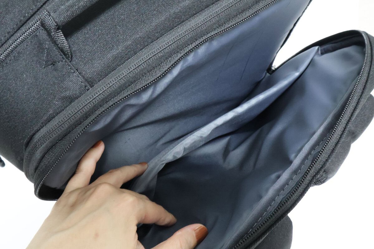 ノートパソコンを直に入れることができるクッション付き