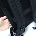 背負ったまま出し入れできるポケットも