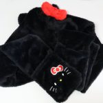 フードにはキティちゃんのリボンと、手袋部分にもキティちゃんの顔のパーツが刺繍されている