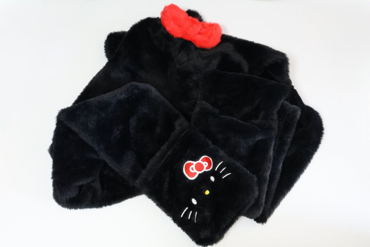 フードにはキティちゃんのリボンと、手袋部分にもキティちゃんの顔のパーツが刺繍されている