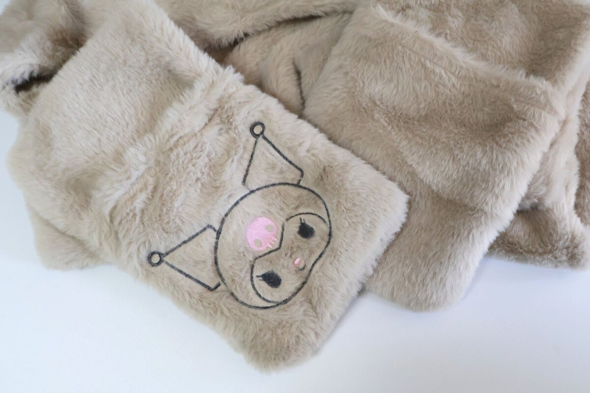 マフラーにはクロミちゃんの刺繍イラスト