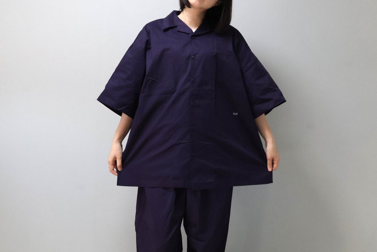 ボタンは胸元くらいまで開けてこなれ感を出したほうがいいかも