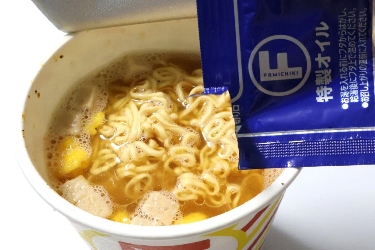 食べる直前に付属のオイルをかける