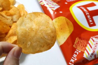 【食べた後の口が完全に本物…！】カルビーのポテチ＆日清のカップ麺で完全再現!? 20周年を迎えた“ファミチキ”味の限定グルメ3品を本音レビュー