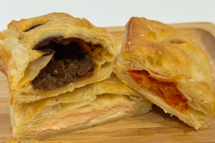 ミスドの新作パイが270円なのに本格的で感動。全粒粉×煮込み料理の相性が最高だった!サクサク&濃厚な3種をグルメライターが食べ比べ