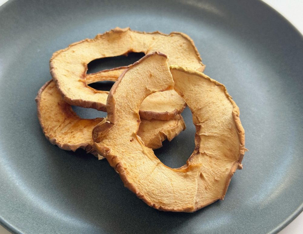 ザクッと軽快な食感は一度食べたら手が止まらなくなるやみつき必至の美味しさ