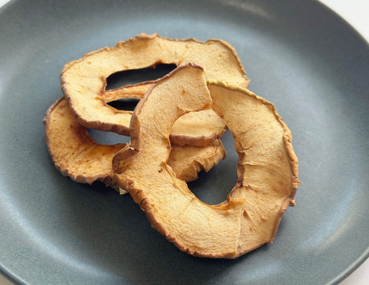 ザクッと軽快な食感は一度食べたら手が止まらなくなるやみつき必至の美味しさ
